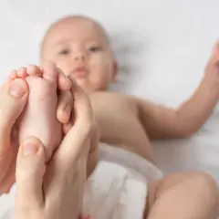 Un massage du pied de bébé peut aider à soulager la constipation.