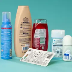 Kosmetikprodukte: Schaumfestiger, Shampoo, Duschgel, Deodorant-Roller und Lippenbalsam. Inhaltsstoffe wie Hexyl Benzoate sind oft enthalten.