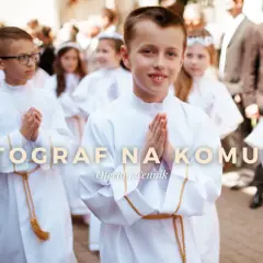 Dzieci w bieli na komunii, z dłońmi złożonymi do modlitwy. Dowiedz się, ile bierze fotograf za komunie.