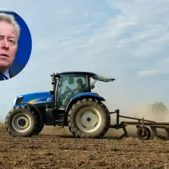 Aktywny rolnik pracuje traktorem na polu, a w tle widać polityka. Dopłaty dla rolników to ważna sprawa.