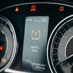 Na desce rozdzielczej świeci się kontrolka cisnienia opon TPMS, informując o konieczności serwisu.