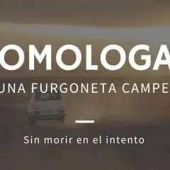 Homologar una furgoneta en camper es posible. Una furgoneta blanca avanza por un camino polvoriento al atardecer.