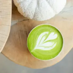Un café matcha avec une jolie mousse, parfait pour une recette gourmande.