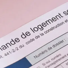 Document "Demande de logement social" avec un champ "Numéro de dossier". Ce courrier de renonciation du demandeur logement est prêt à être rempli.