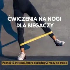Ćwiczenia siłowe dla biegaczy: kobieta wykonuje ćwiczenie na nogi z gumą oporową. Poznaj 12 ćwiczeń, które dodadzą Ci mocy na trasie.