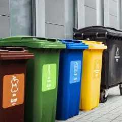 Segregacja śmieci w Warszawie: brązowy, zielony, niebieski, żółty i czarny kontener. Dowiedz się, ile kosztuje kontener na śmieci Warszawa.