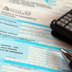 Modello di pagamento unificato con calcolatrice e penna. Compilazione di una parcella medico o documento fiscale.