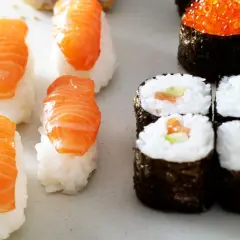 Frisches Sushi mit Lachs selber machen ist einfach! Hier Nigiri mit Lachs und Maki-Rollen mit Gurke und Lachs.