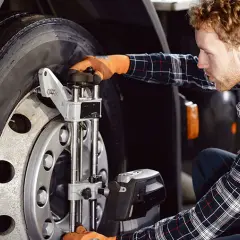 Co robi kierowca mechanik? Obowiązki i umiejętności w pracy