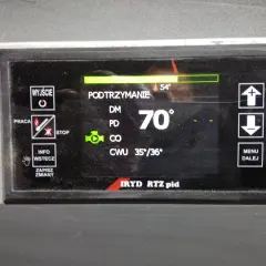 Wyświetlacz sterownika kotła Iryd RTZ PID z temperaturą 70°C i wskaźnikami pracy.