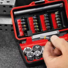 Une main insère un embout dans un cliquet rouge. Ce coffret d'embouts et douilles est un exemple de marque outillage français, conçu pour la précision.