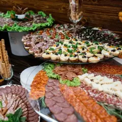 Bogactwo wędlin, serów i przekąsek na wiejski stół. Idealne na każdą okazję, by poczuć smak tradycji.