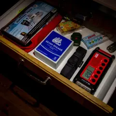 Wyposażenie schronu: zestaw survivalowy, racje żywnościowe, radio, tabletki do uzdatniania wody i latarka.