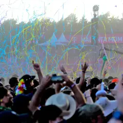 Buntes Konfetti regnet auf jubelnde Menge beim Hurricane Festival. Die Musikrichtung ist hier Programm für ausgelassene Stimmung.