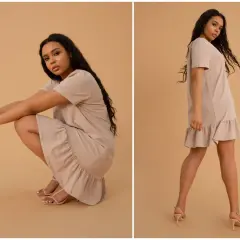 Modelka w beżowej sukience plus size z falbanką na dole, prezentująca ją w dwóch pozach.
