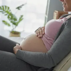 Ciąża: Jak wygodnie i bezpiecznie siedzieć na kanapie?