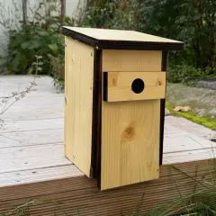 Ein selbstgebauter Nistkasten aus Holz, bereit für gefiederte Bewohner. Das Projekt "Nistkasten bauen" ist abgeschlossen.