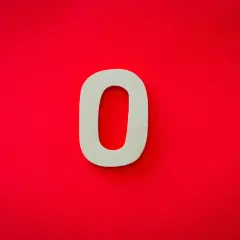 Cyfra 0 na czerwonym tle. To podstawa systemu binarnego dwójkowego, który służy do reprezentacji danych w komputerach.
