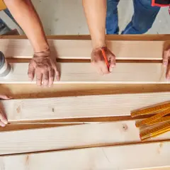 Gdzie kupić drewno na dom szkieletowy? Sprawdź najlepsze oferty