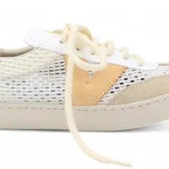 Sneaker bianca e beige con dettagli in camoscio e giallo. La rete traspirante e i lacci chiari rendono queste victoria calzature perfette per l'estate.