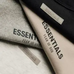 Szare, beżowe i czarne ubrania z logo Essentials. To marka Fear of God, znana z minimalistycznych projektów.