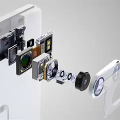 Rozłożony aparat telefonu, pokazujący złożoność technologii, która decyduje, który telefon ma najlepszy aparat.