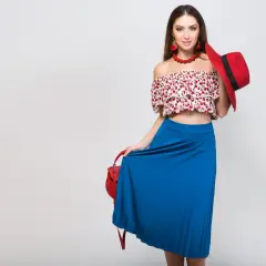 Jak dobrać idealną bluzkę do niebieskiej spódnicy – porady i modne stylizacje