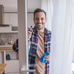 Jak myć okna bez smug? Sprawdzone triki i domowe sposoby
