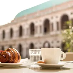 Croissant e caffè in un bar di Vicenza, un'ottima idea per sapere dove mangiare a Vicenza.