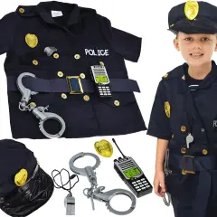 Chłopiec w stroju policjanta dla dzieci, z odznaką, czapką, kajdankami i krótkofalówką. Gotowy do akcji!