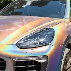 Auto oklejone folią kameleon, mieniącą się tęczowymi barwami.