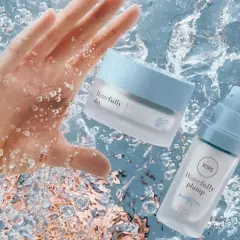Dłoń zanurzona w wodzie obok kosmetyków YOPE Waterfully: kremu na dzień i serum.