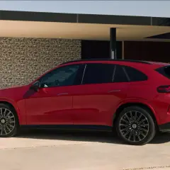 Czerwony Mercedes-Benz GLC, zgrabny SUV, idealny do miasta i na dalsze trasy. Sprawdź jego wymiary!