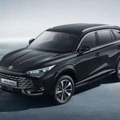 Czarny SUV MG HS, jeden z przykładów dynamicznie rozwijających się chińskich marek aut, prezentuje nowoczesny design i sportowe linie.