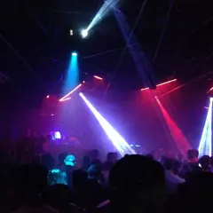 Luci stroboscopiche e fumo in un locale notturno, un'atmosfera da Amnesia Milano recensioni.
