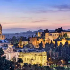 Vacker kvällssilhuett av Malagas silhuett med Alcazaba och katedralen. Mycket att se i Malaga!