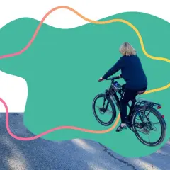 Une personne fait du vélo, un exemple de mobilité douce. Le vélo est un moyen de transport écologique et sain.