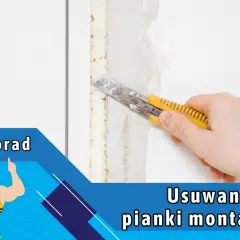 Dłoń z nożem tnie piankę montażową przy panelu.