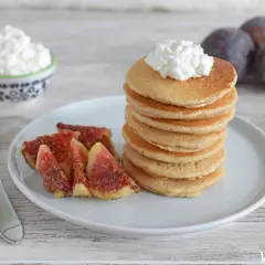 Pancakes con queso cottage y higos, una deliciosa receta para el desayuno.
