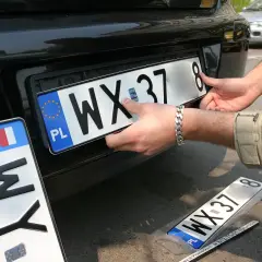 Montaż nowych tablic rejestracyjnych. Wymiana starych na nowe, by zakończyć proces rejestracji so.