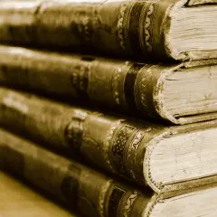 Stapel alter Bücher, die wie Henner, Rudi und Rosa in einer Reihe stehen.