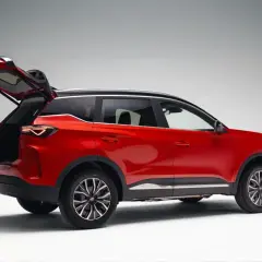 Czerwony Chery Tiggo 7 z otwartą klapą bagażnika, gotowy na podróż.