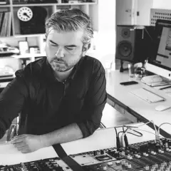 Mikołaj Bugajak pracuje nad nowymi utworami muzyki klasycznej w swoim studiu.