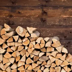 Stos pociętego drewna opałowego sosna, gotowego do rozpalenia w kominku.