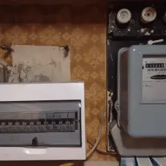 Rozdzielnica elektryczna jak podłączyć? Widok na licznik energii i bezpieczniki.