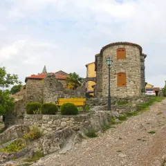 Kamienna wieża i budynki tworzą urokliwy krajobraz, który może być najmniejszym miastem na świecie.