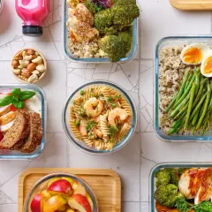 Gesunde Mahlzeiten für Meal Prepping: Hähnchen, Garnelenpasta, Reis mit Bohnen und Ei, Obst und Smoothies.