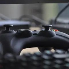 Czarny kontroler do gier na klawiaturze. Dowiedz się, jak zrobić spójność plików Steam, by cieszyć się płynną rozgrywką.