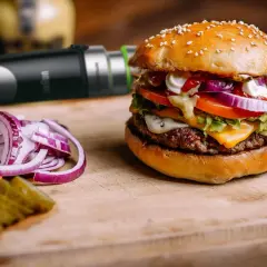 Burger z czym? Odkryj najlepsze dodatki, które zaskoczą Twoje kubki smakowe