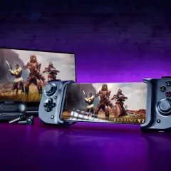 Gry na pada: smartfon z padem Razer Kishi i słuchawki, obok laptop z grą Destiny 2.